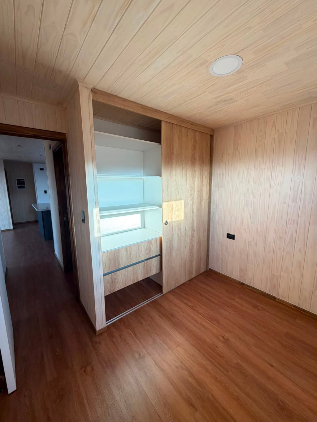 Dormitorio con clóset