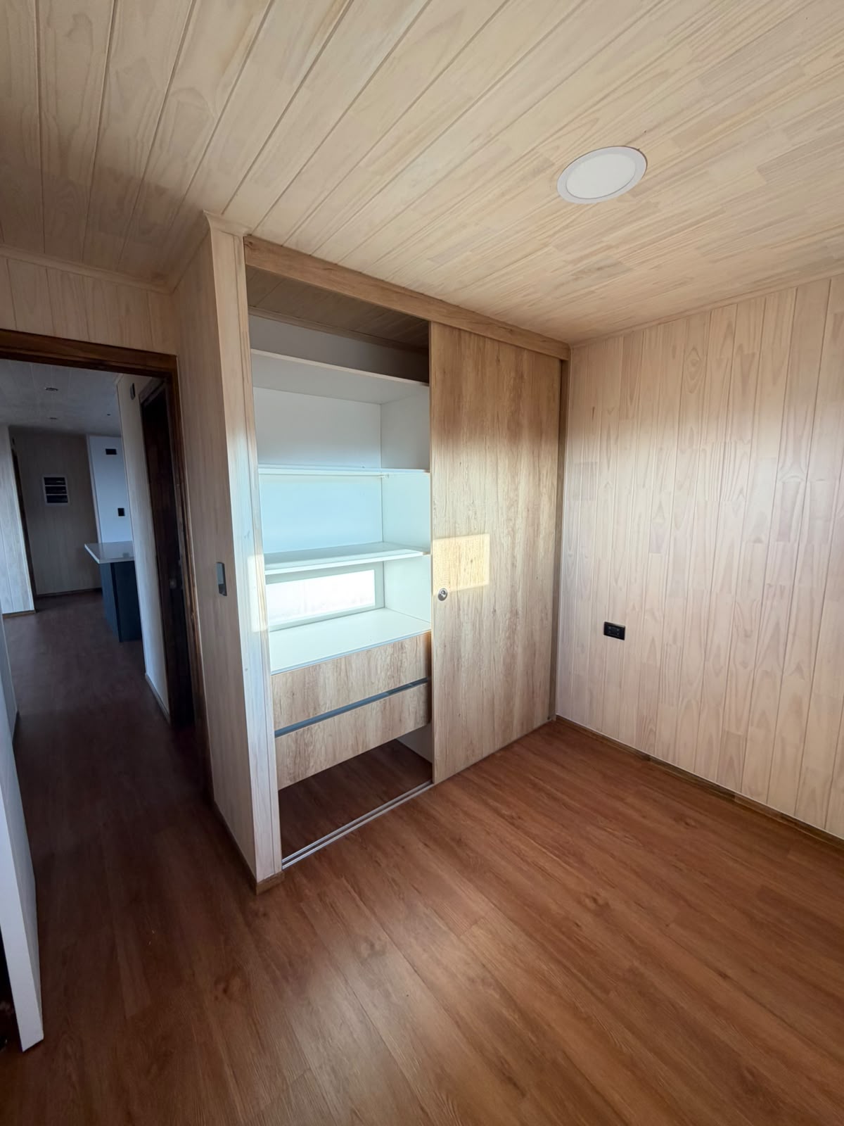 Dormitorio con clóset